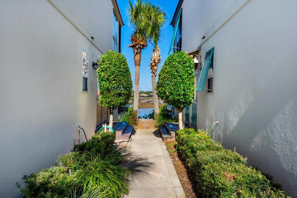 Ein Garten an der Unterkunft Destiny Beach Villas #20A