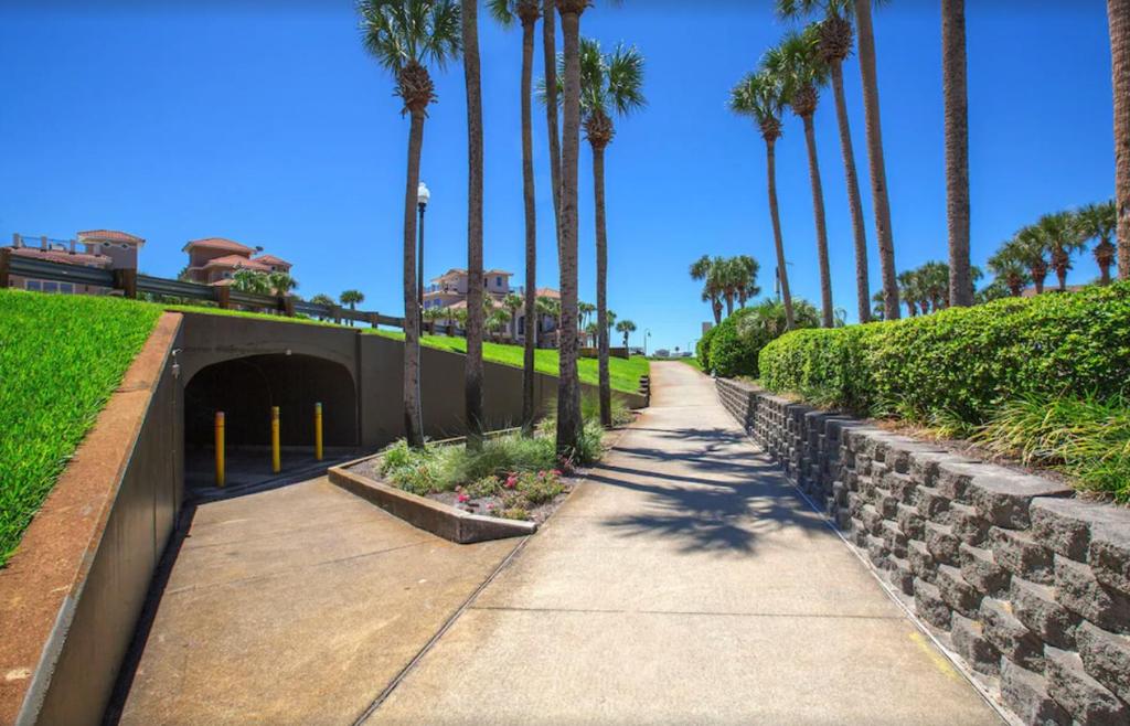 Ein Garten an der Unterkunft Destiny Beach Villas #20A