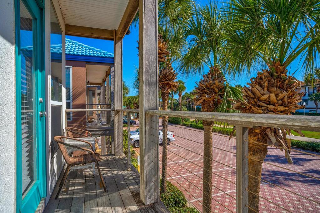 Ein Balkon oder eine Terrasse in der Unterkunft Destiny Beach Villas #20A