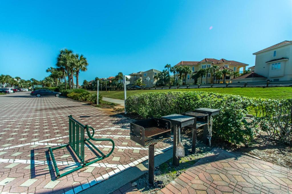 Ein Garten an der Unterkunft Destiny Beach Villas #20A