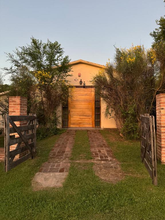 una casa con puerta de madera y garaje en Casita de Cuesta, en Villa Icho Cruz