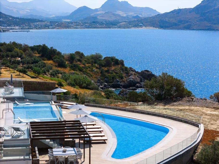 プラキアスにあるFotinari X-View Villa, Plakias ,Costline villaotinarの水の景色を望むスイミングプール