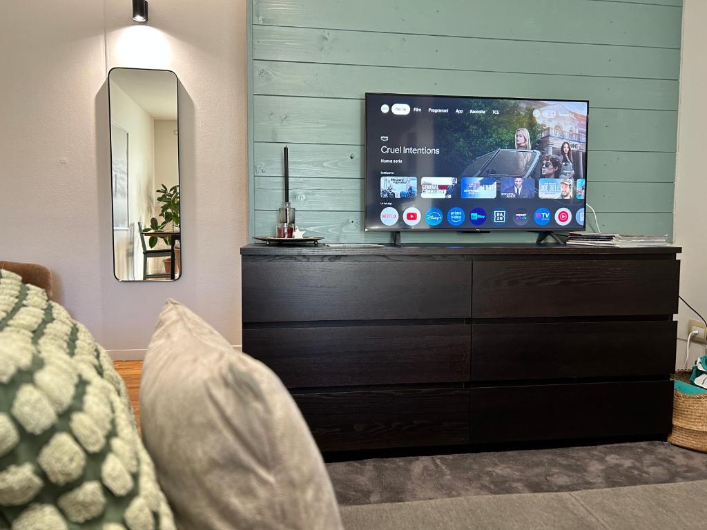 a tv sitting on top of a dresser in a room at Bilocale moderno a Conselve in Conselve