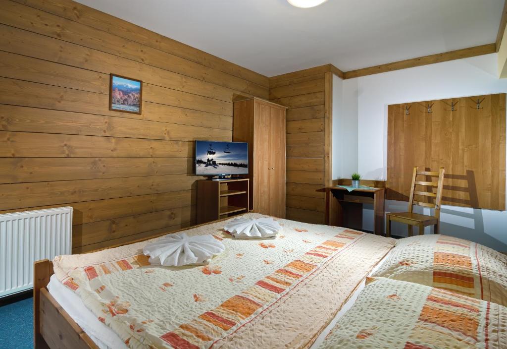 Łóżko lub łóżka w pokoju w obiekcie Pension and Apartments MONIKA