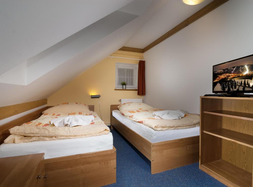 Łóżko lub łóżka w pokoju w obiekcie Pension and Apartments MONIKA
