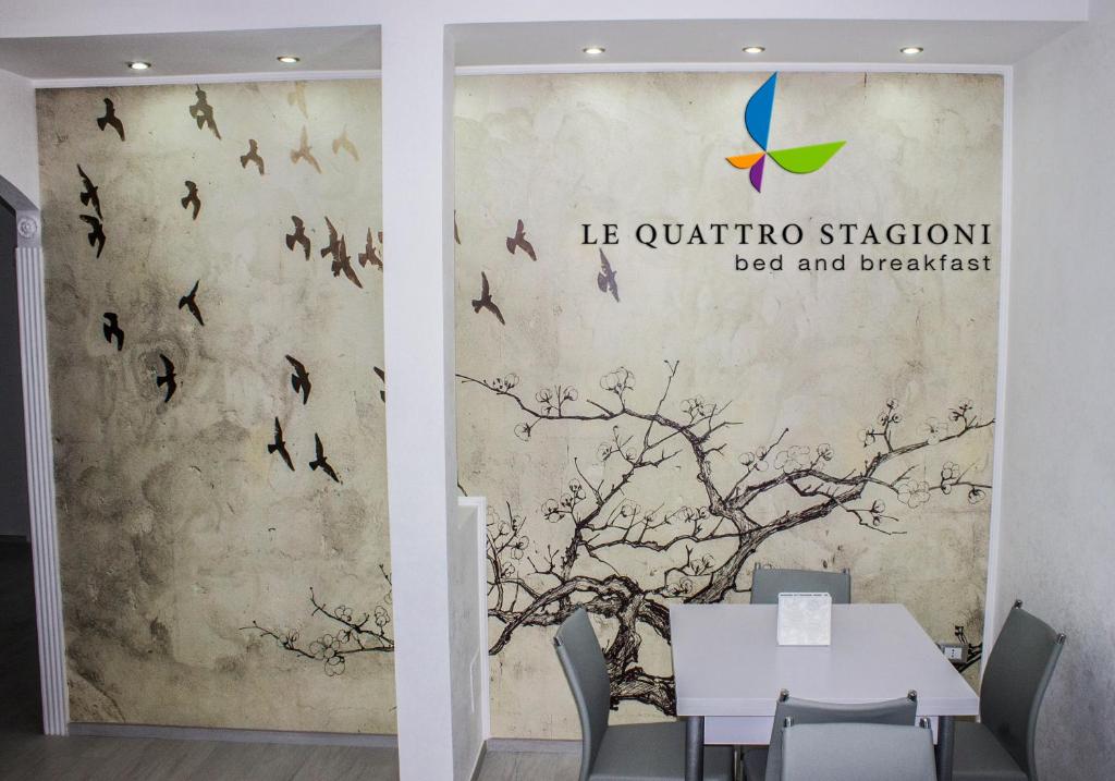 un comedor con un mural de aves en la pared en B&B Le Quattro Stagioni, en Foggia