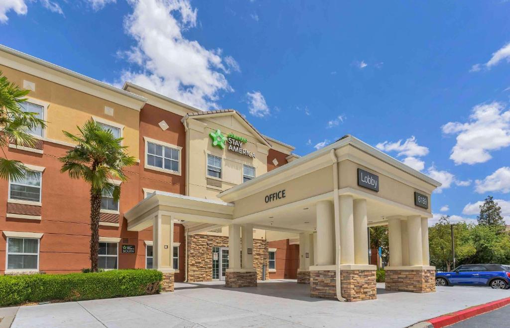 una rappresentazione di un hotel con un edificio adibito a uffici di Extended Stay America Suites - San Jose - Edenvale - South a San Jose