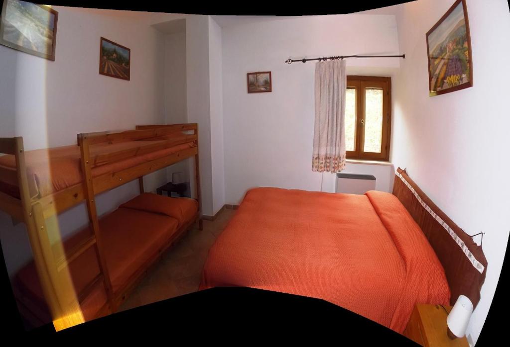 1 Schlafzimmer mit 2 Betten und 1 Etagenbett in der Unterkunft Agriturismo Le Forre del Treja in Civita Castellana