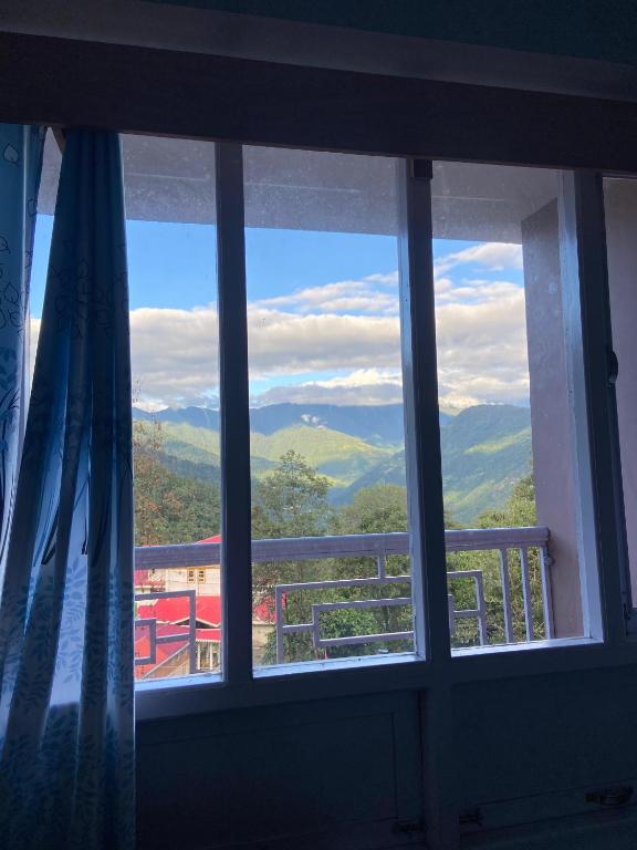 Vista generica sulle montagne o vista sulle montagne dall'interno della stanza in casa privata