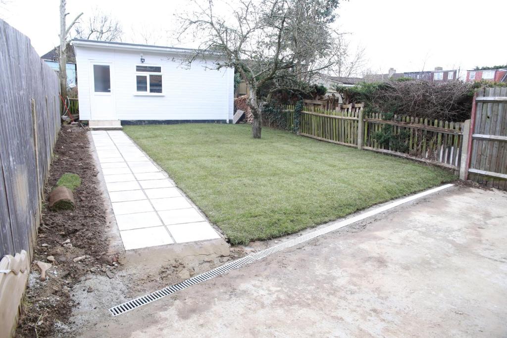 Harrow on the HillにあるCentral Harrow Cozy Apartment with free parkingの柵付き庭