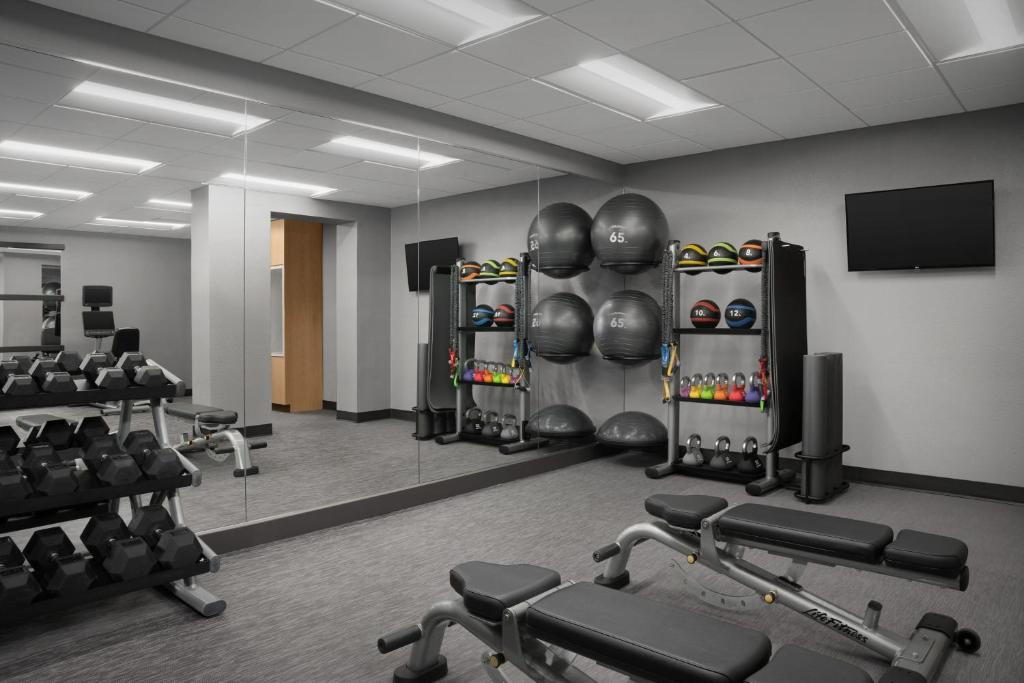 Fitness centrum a/nebo fitness zařízení v ubytování Courtyard Dallas Addison Quorum Drive