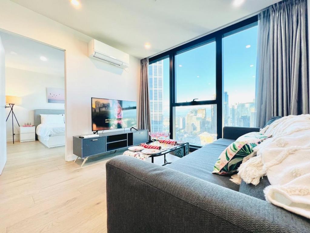 Luxury CBD 3-Bedroom 2-Bathroom High Pool Gym Spa Suite Carpark Sky ...