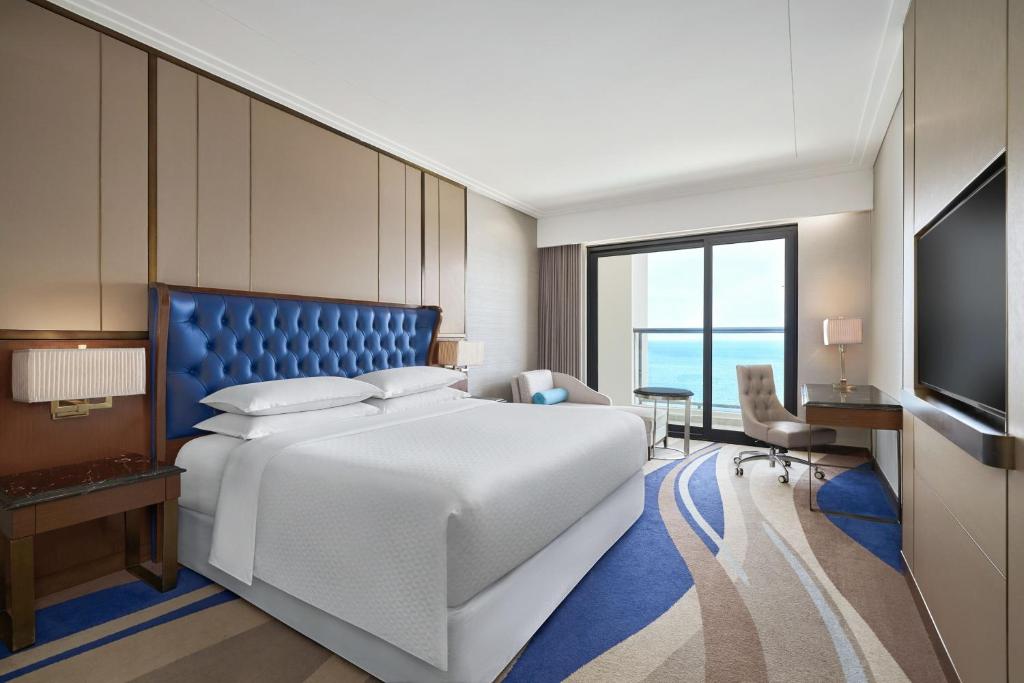 Panoramic Deluxe King, Guest room, 1 King, Ocean view, High floor, Balcony, Bathtub