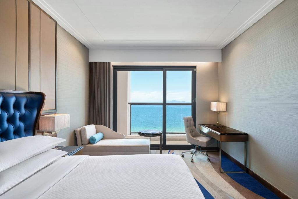 Panoramic Deluxe King, Guest room, 1 King, Ocean view, High floor, Balcony, Bathtub