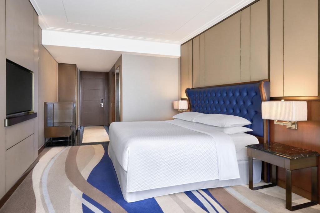 Deluxe King, Guest room, 1 King, Ocean view, Balcony, Bathtub