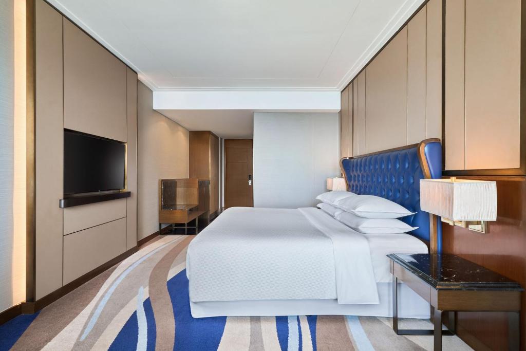 Panoramic Deluxe King, Guest room, 1 King, Ocean view, High floor, Balcony, Bathtub