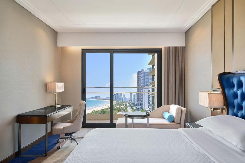 Deluxe Twin, Guest room, 2 twin/single beds, Partial Ocean View, Balcony, Bathtub