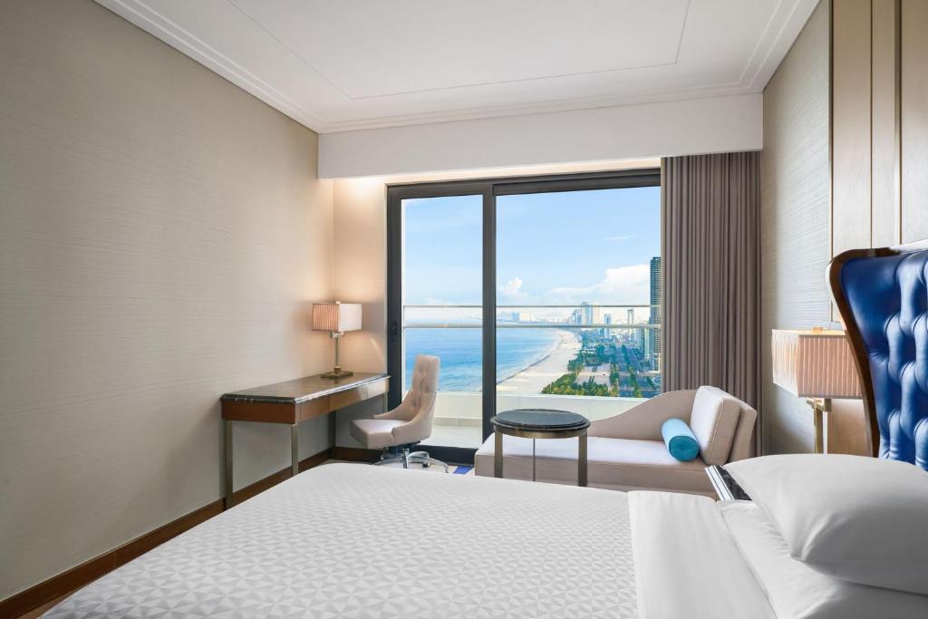 Panoramic Deluxe Twin, Guest room, 2 Twin/Single Bed(s), Partial Ocean View, High floor, Balcony, Bathtub