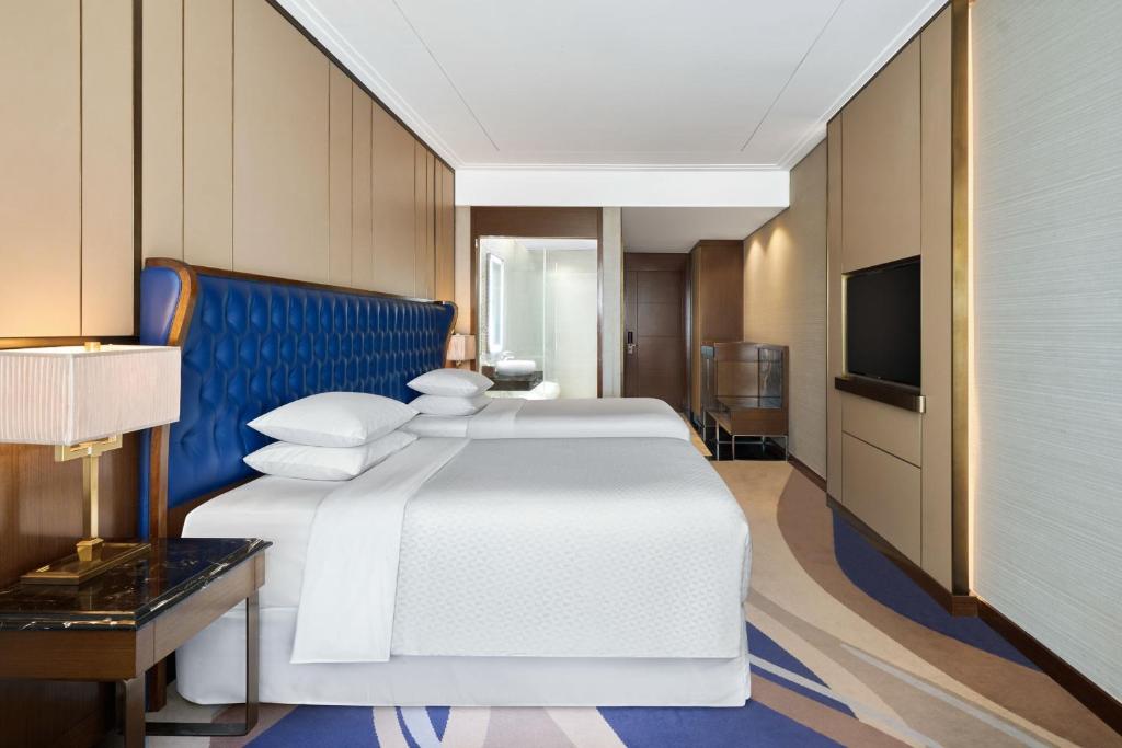 Panoramic Deluxe Twin, Guest room, 2 Twin/Single Bed(s), Partial Ocean View, High floor, Balcony, Bathtub