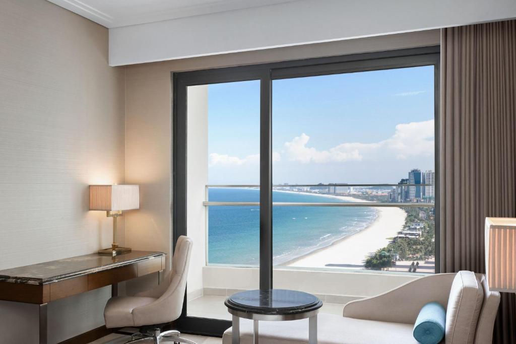 Panoramic Deluxe Twin, Guest room, 2 Twin/Single Bed(s), Partial Ocean View, High floor, Balcony, Bathtub