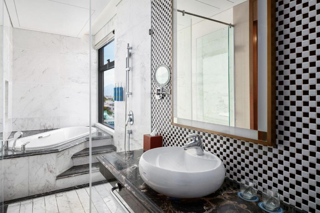 Panoramic Deluxe King, Guest room, 1 King, Ocean view, High floor, Balcony, Bathtub