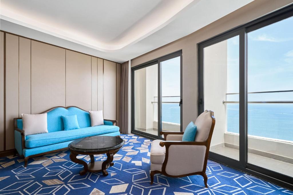 Corner Suites, 1 Bedroom Suite, 1 King, Ocean view, Balcony, Bathtub