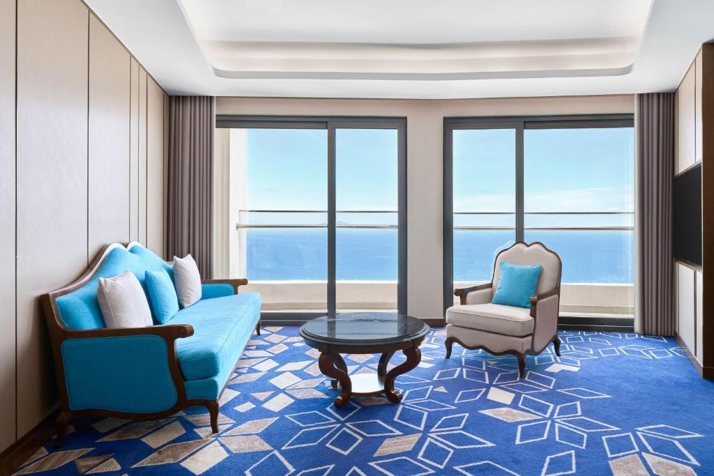 One-Bedroom Corner King Suite, Panoramic Ocean View, High Floor, Balcony, Bathtub