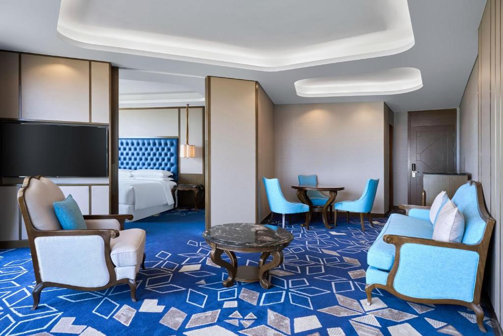 One-Bedroom Corner King Suite, Panoramic Ocean View, High Floor, Balcony, Bathtub