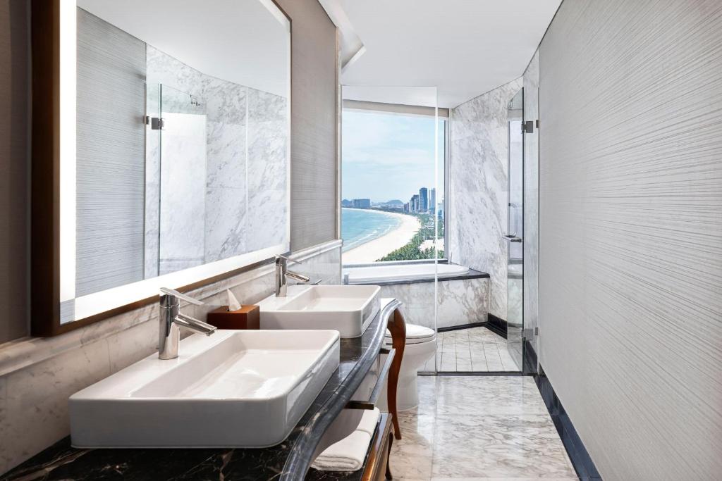 One-Bedroom Corner King Suite, Panoramic Ocean View, High Floor, Balcony, Bathtub