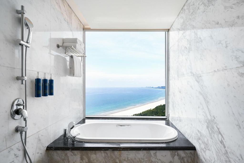 Corner Suites, 1 Bedroom Suite, 1 King, Ocean view, Balcony, Bathtub