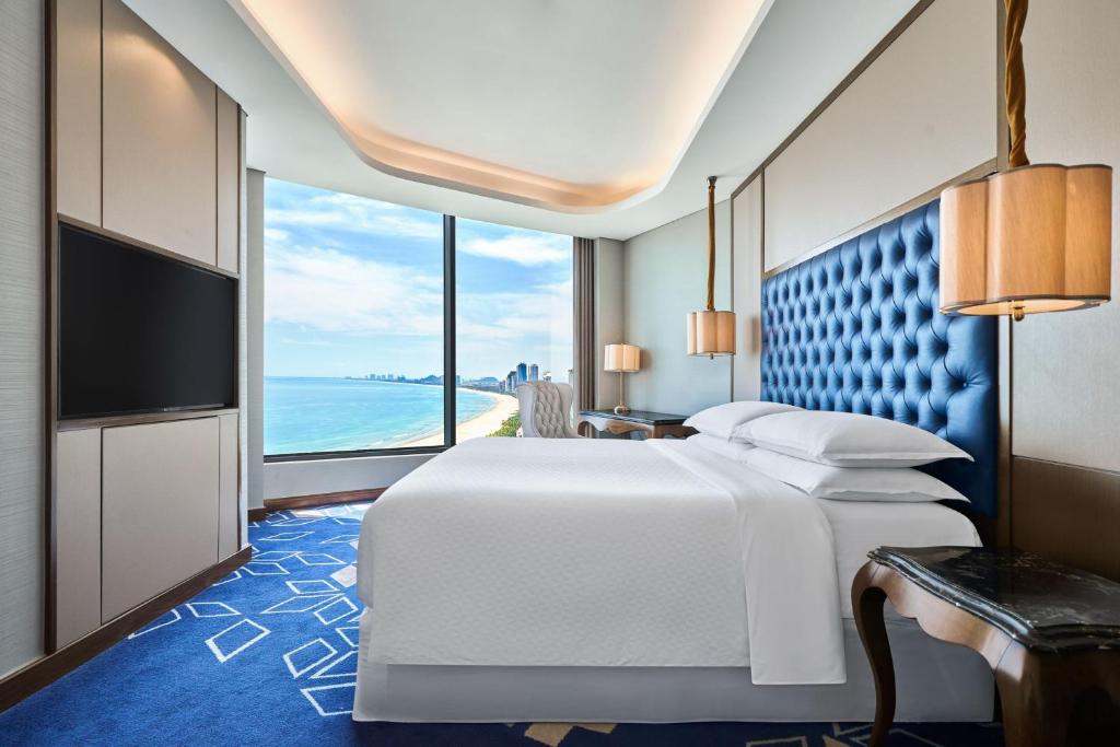 One-Bedroom Corner King Suite, Panoramic Ocean View, High Floor, Balcony, Bathtub