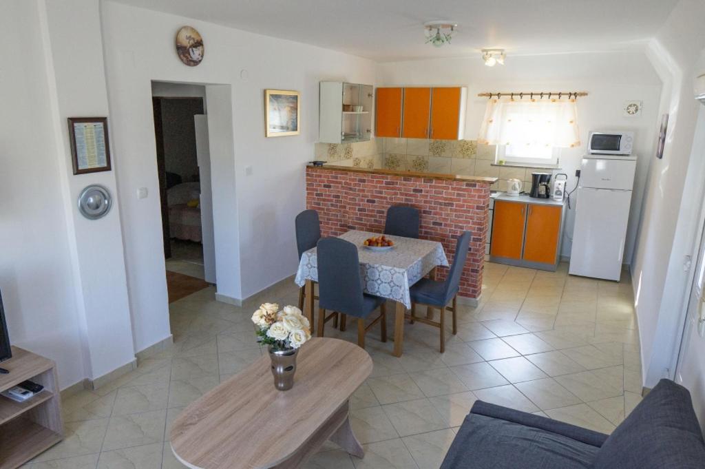 kuchnia i jadalnia ze stołem i krzesłami w obiekcie Apartment in Vir with Terrace, Air conditioning, Wi-Fi (4592-1) w mieście Vir