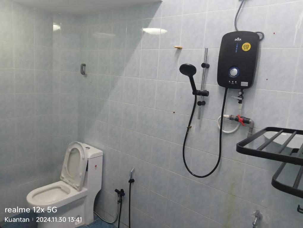 クアンタンにあるHumairah Homestayのバスルーム(トイレ、シャワー付)
