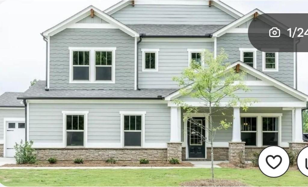 una casa blanca con techo gris en Cozy Bedroom in Newer Home, en Cartersville