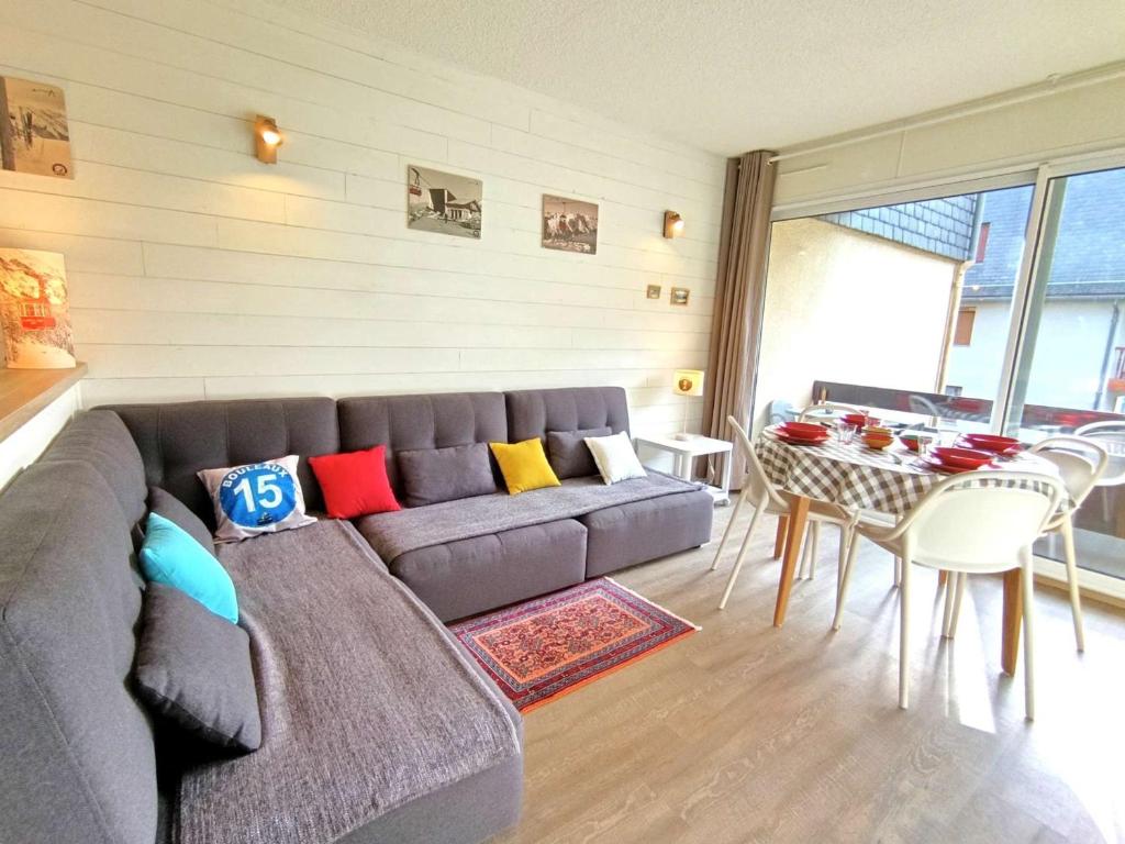 a living room with a couch and a table at Studio cosy pour 4 pers. à Saint-Lary-Soulan, balcon, parking, lave-linge - FR-1-457-364 in Saint-Lary-Soulan