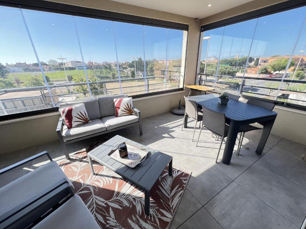 un salon avec un canapé et une table dans l'établissement Appartement moderne climatisé, terrasse sud, 4 pers, parking - FR-1-781-63, à Valras-Plage