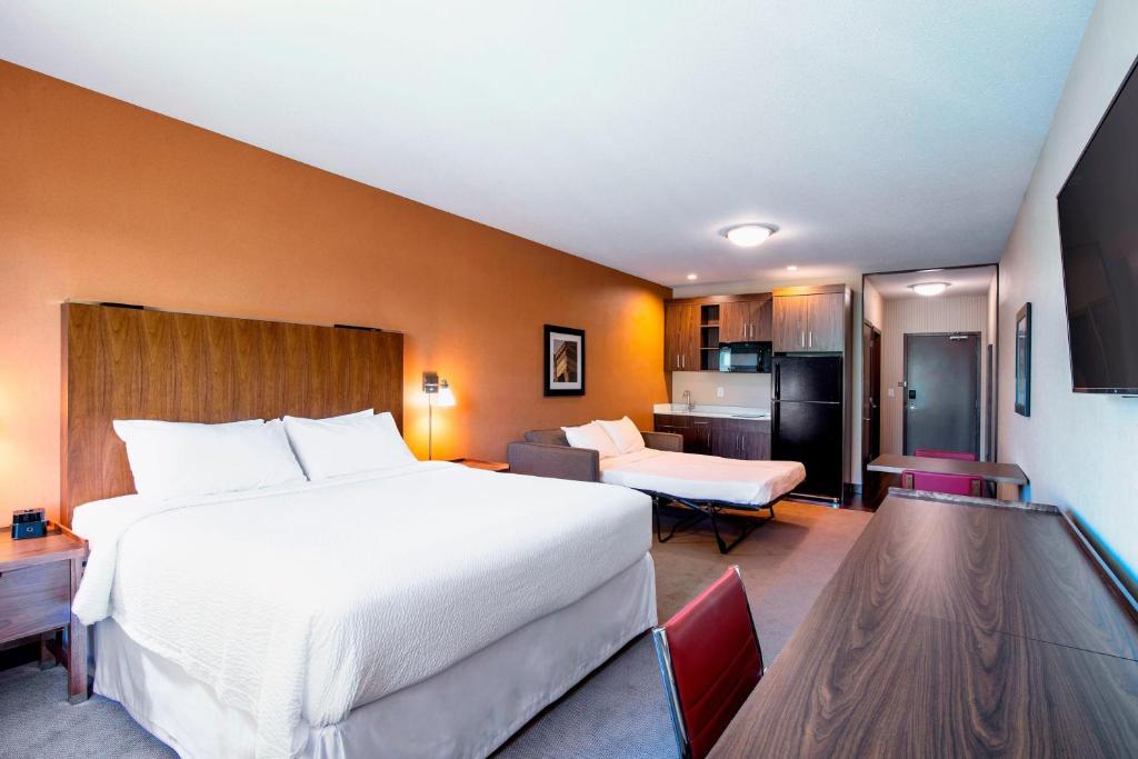 Postel nebo postele na pokoji v ubytování Four Points by Sheraton Grande Prairie