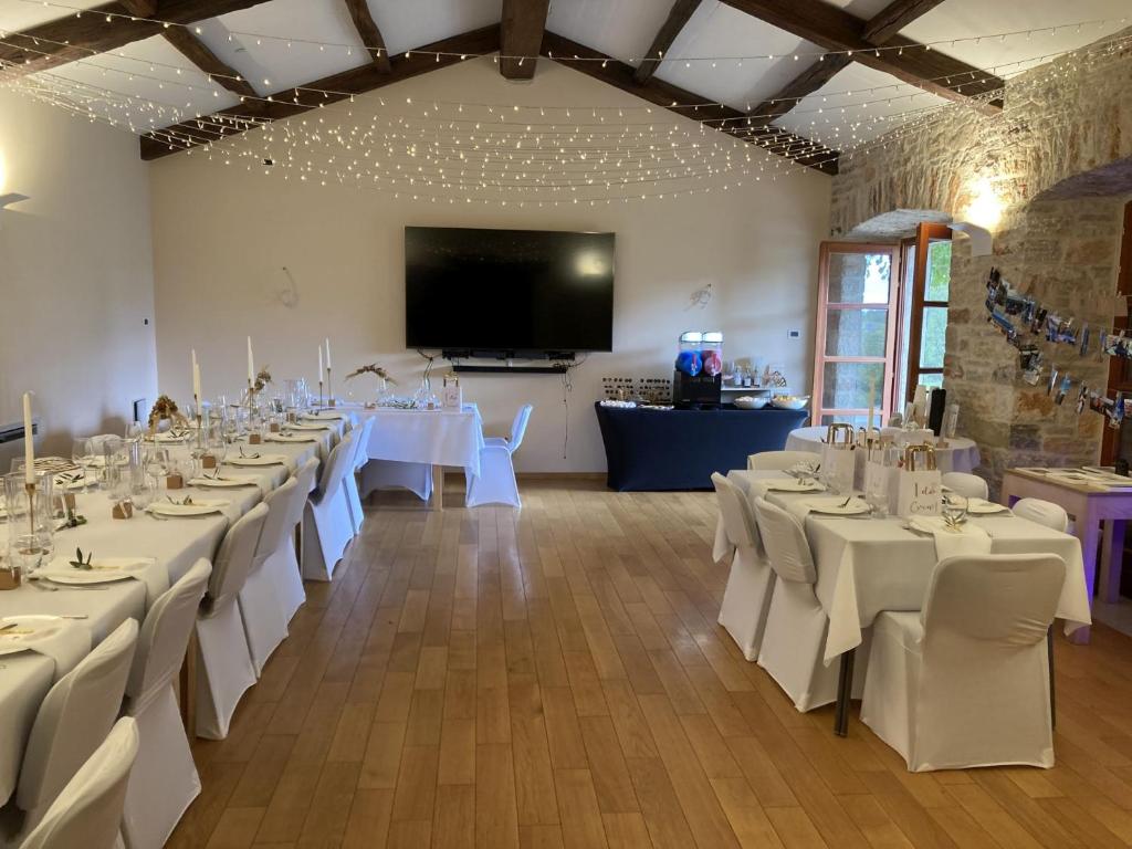 Telewizja i/lub zestaw kina domowego w obiekcie Villa Poropati, Grožnjan, Istria - Luxury Countryside Estate for up to 19 persons - Large pool of 80m2 with kids section