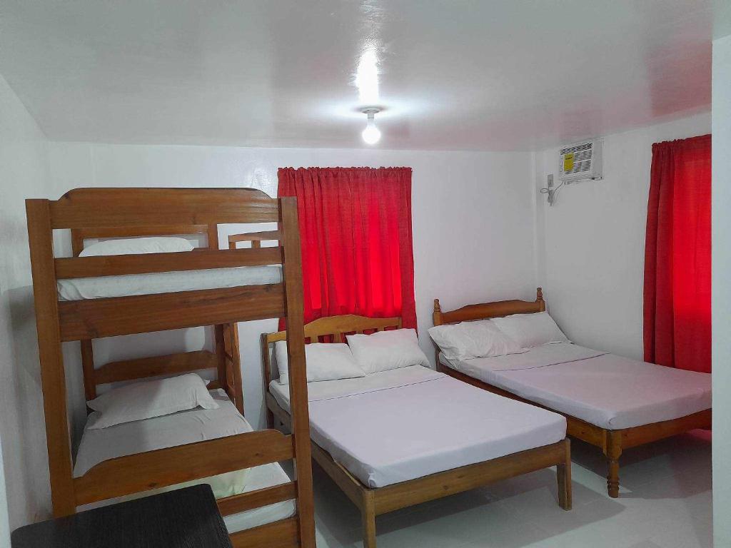 Postel nebo postele na pokoji v ubytování Dandal Bay View Inn