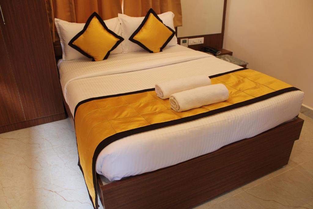 Postel nebo postele na pokoji v ubytování UJ Pallazzio - Business Class Luxury Hotel