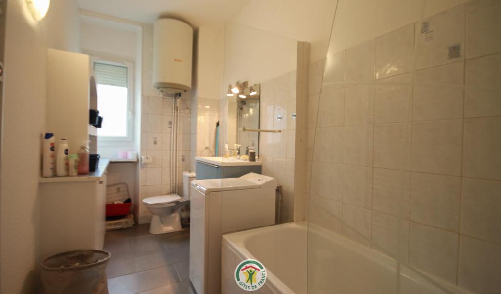 une salle de bain avec une baignoire, un lavabo et des toilettes dans l'établissement Bourrin le rocher, à Saint-Martin-dʼUriage