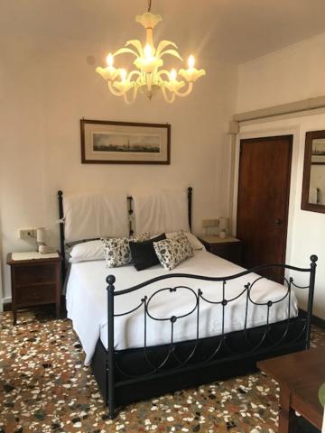 Posteľ alebo postele v izbe v ubytovaní B&B Al Teatro with canal view