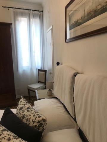 Posteľ alebo postele v izbe v ubytovaní B&B Al Teatro with canal view