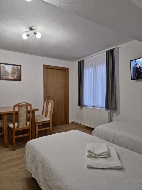 Rúm í herbergi á Apartments Tatic