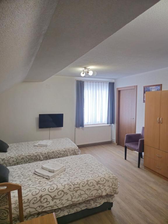 Rúm í herbergi á Apartments Tatic