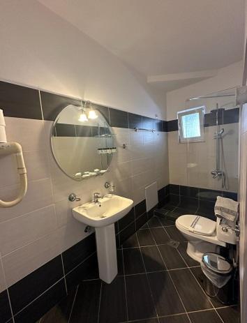 Koupelna v ubytování Scala Hotel