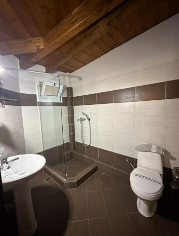 Koupelna v ubytování Scala Hotel