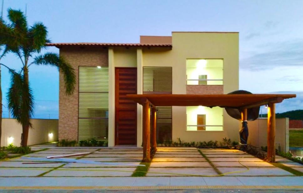 dom z gankiem przed nim w obiekcie Casa dos sonhos, luxo em condominio à beira mar de Jacumã w mieście Jacumã