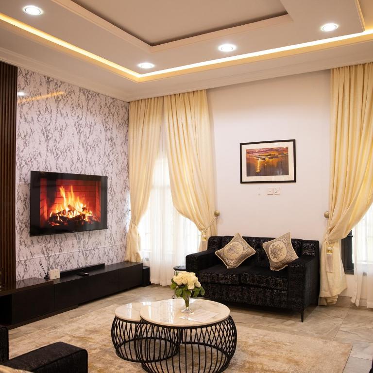 Posezení v ubytování 3 BEDROOM FULLY SERVICED APARTMENT At INDEPENDENCE LAYOUT
