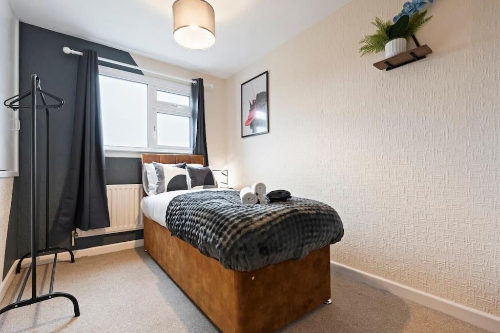 Un dormitorio con una cama y un televisor. en Stylish, Central 4-Bed Home, Guests 6, Free Parking & Fast Wi-Fi, en Huntspill
